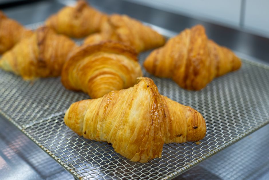 Čerstvý maslový croissant