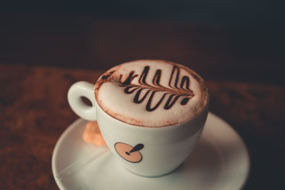 Mocha so šľahačkou a čokoládou