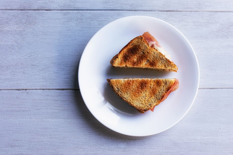 Opečený toast so šunkou a syrom